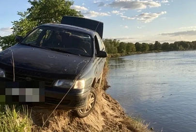 В Гомельском районе автомобиль едва не сорвался с обрыва в реку. Помогли спасатели